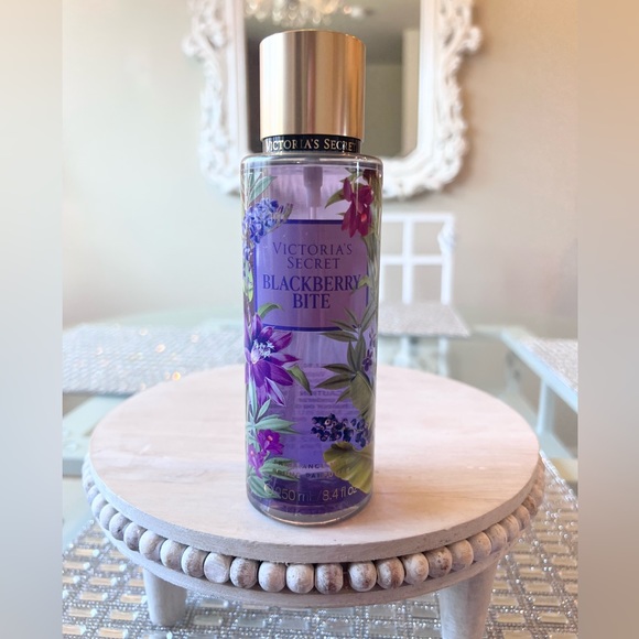💜 BLACKBERRY BITE Victoria’s Secret Body Fragrance Mist 8.4 oz NEW - Picture 2 of 2